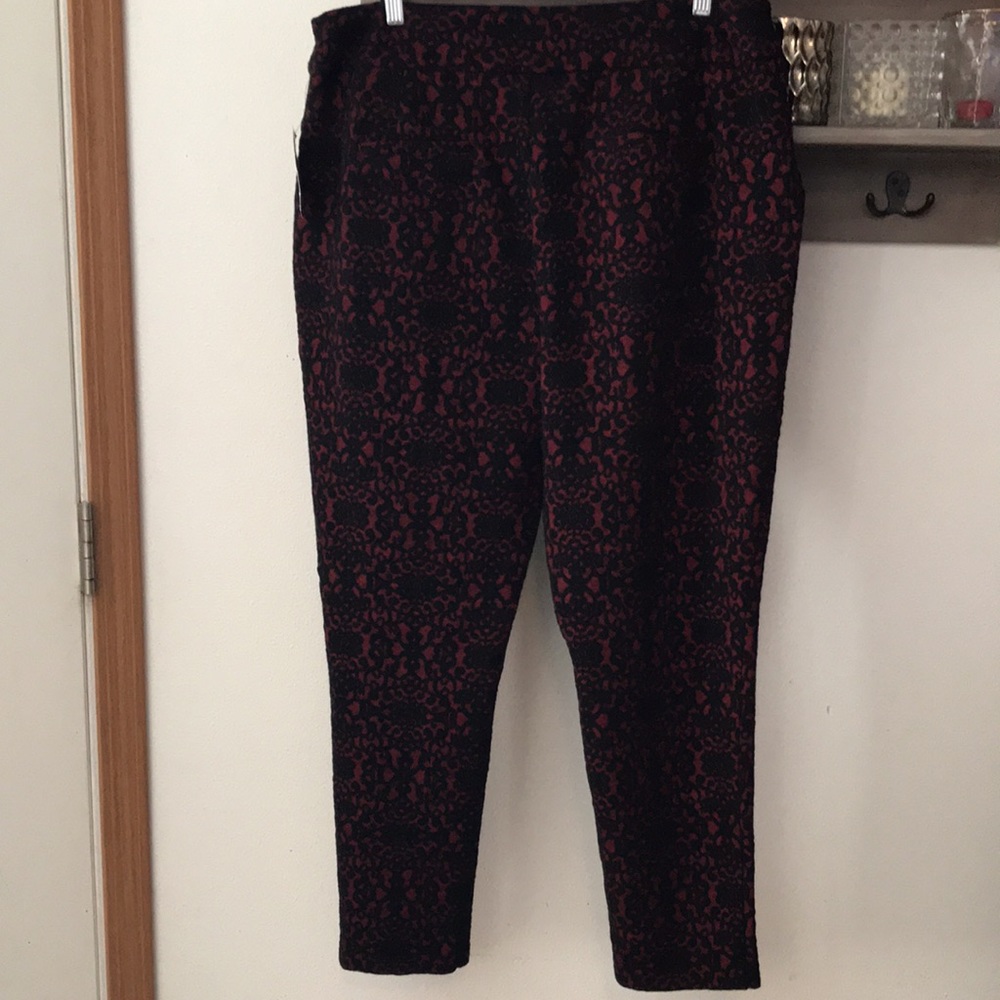 Thalia Sodi pants red & black floral elastic waist, stretch fabric, pock… - Picture 2 of 5